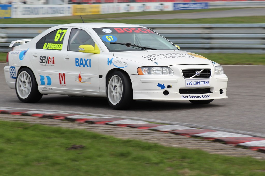 Dan Pedersen kommer i den flotte hvide Volvo S60 i Division 1
(Foto: JJ Media)